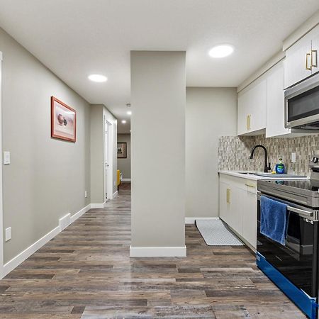 Modern 2 Bedroom Basement Suite With Laundry Calgary Exterior photo